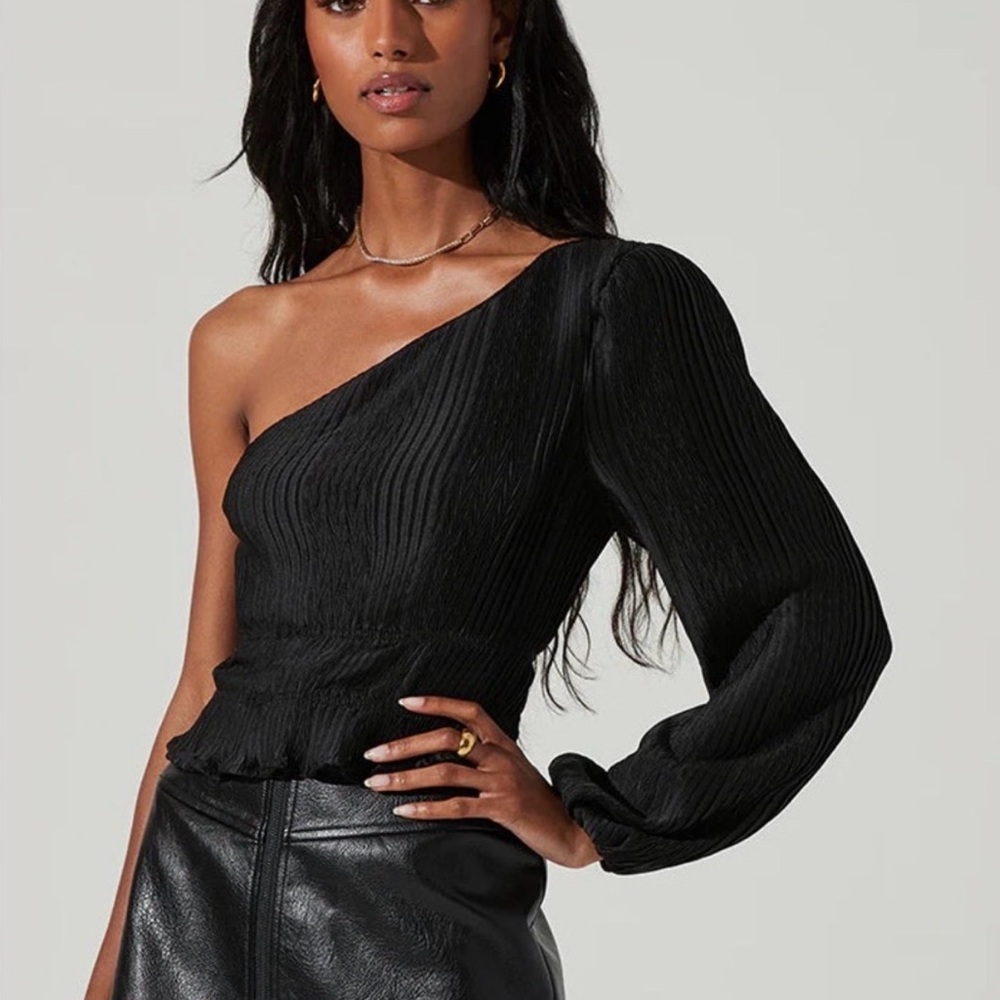 ASTR THE LABEL ONE SHOULDER TOP
